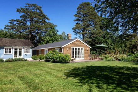 Luxury, cosy lodge in idyllic riverside location