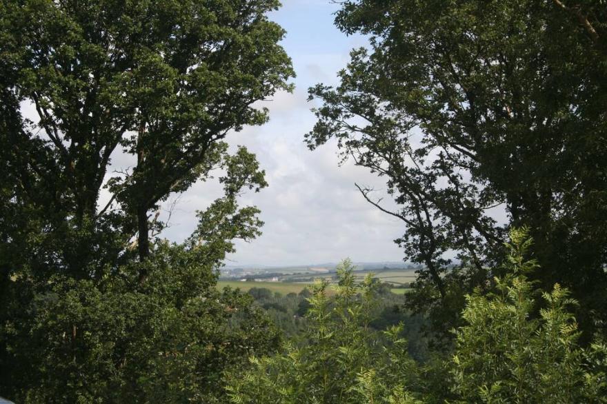 Modern Holiday House with a View over the Taw valley & a Shared Pool. Free WiFi