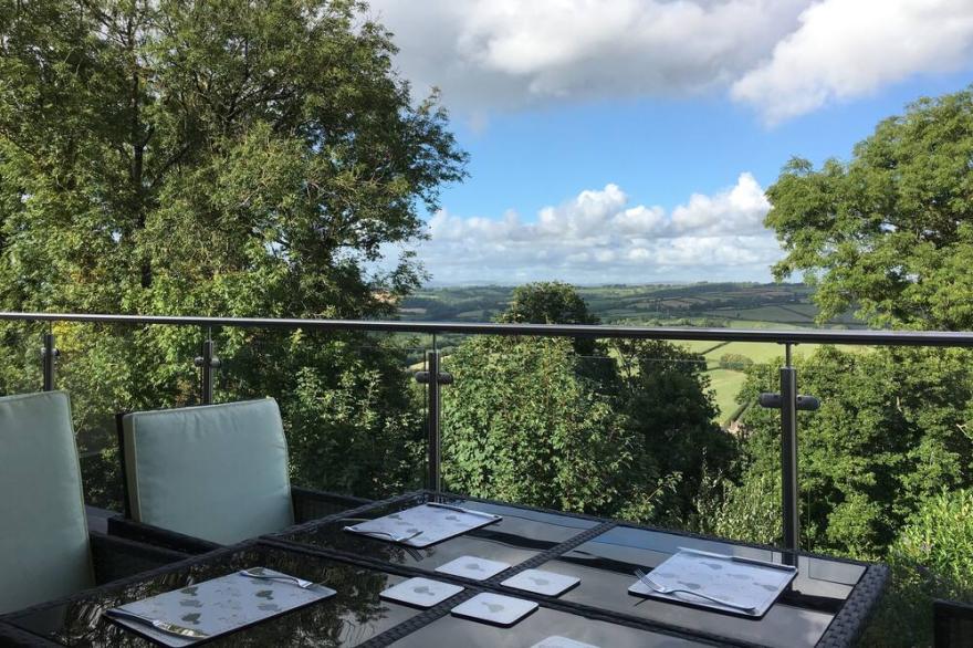 Modern Holiday House with a View over the Taw valley & a Shared Pool. Free WiFi