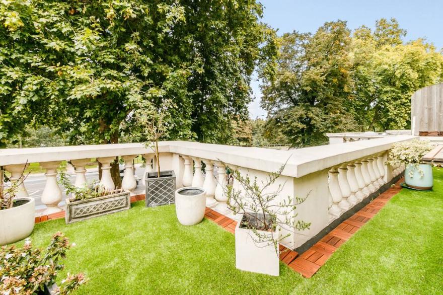 Beautiful light-filled 2 bed flat overlooking Clapham Common