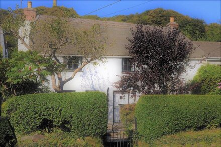 A Thatched Cottage in St Agnes very near the beach, garden, parking for 2 cars.