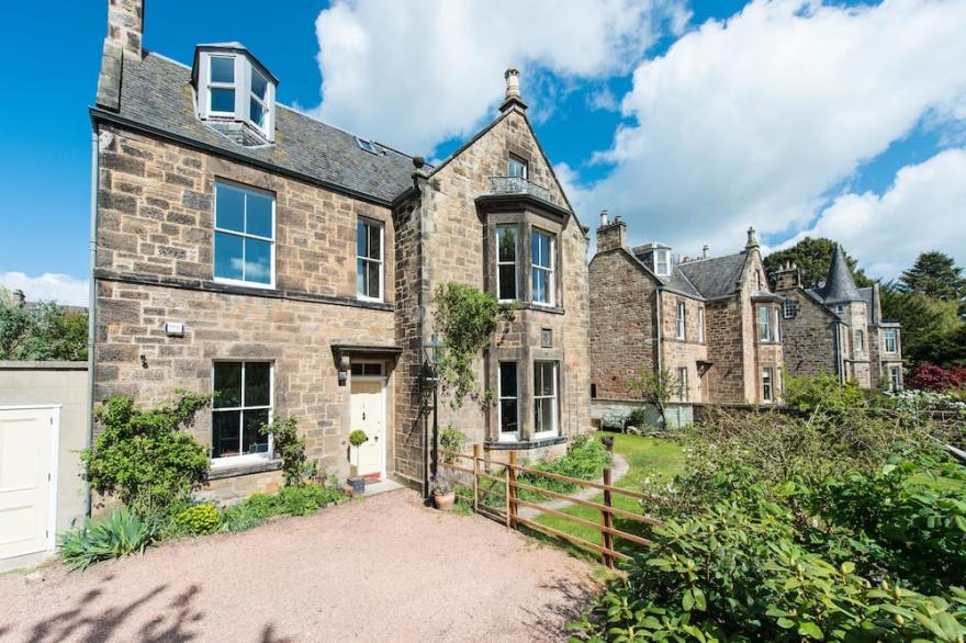 Charming Victorian House in leafy suburb, Close to Edinburgh, Sleeps 10. Parking