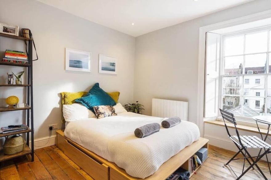 Stylish Flat on Beautiful Clifton Street, Parking