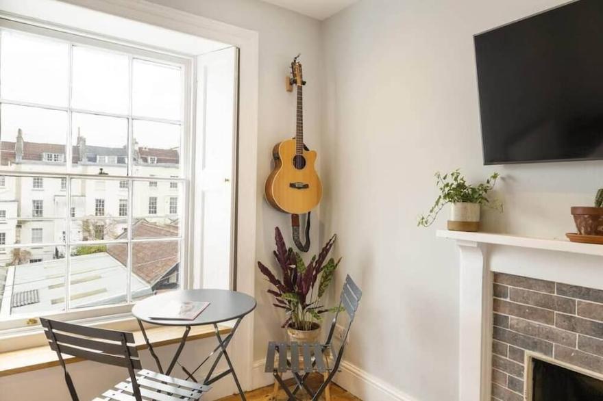 Stylish Flat on Beautiful Clifton Street, Parking