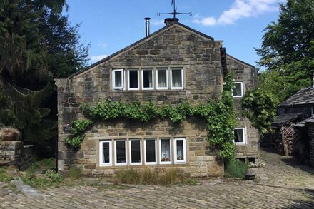 Secluded, listed stone cottage near Slaithwaite, family and pet friendly