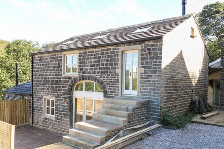 MORGAN'S BARN, pet friendly, character holiday cottage in Honley