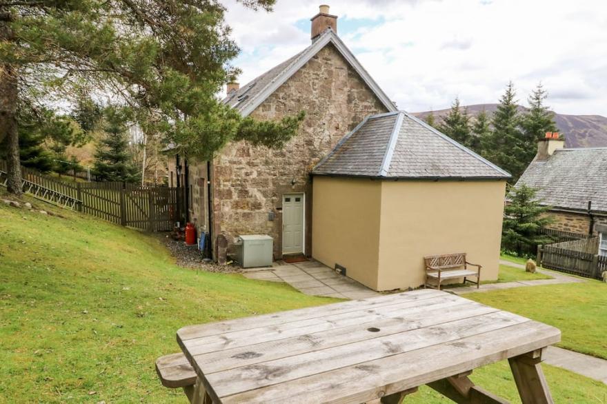 2 STATION COTTAGES, pet friendly, with a garden in Dalwhinnie
