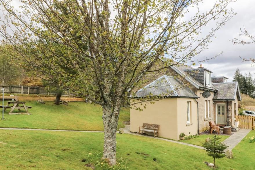 2 STATION COTTAGES, Pet Friendly, With A Garden In Dalwhinnie