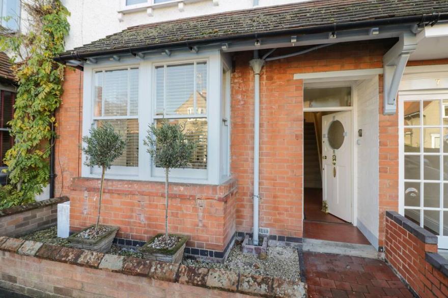 5 ALBANY ROAD, pet friendly, with a garden in Stratford-Upon-Avon