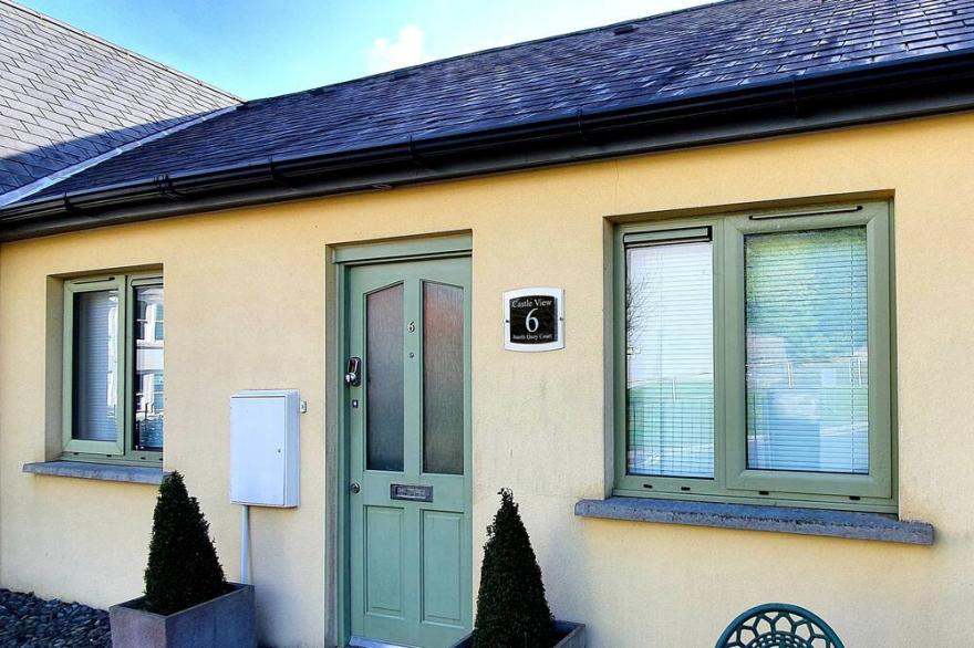 CORNSTORE COTTAGE, family friendly in Pembroke