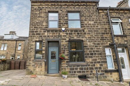 EMERALD COTTAGE, family friendly, with open fire in Haworth