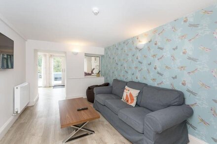 THE OAKS, family friendly, with hot tub in Bowness-On-Windermere