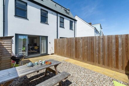 Pebble House - Three Bedroom House, Sleeps 6