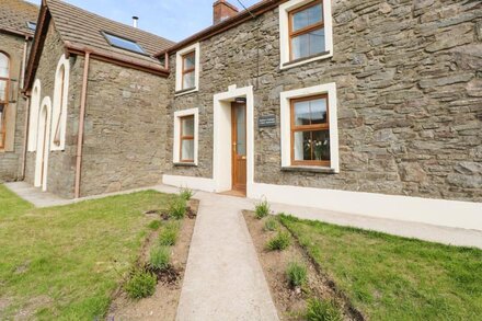 DALTON COTTAGE, pet friendly, character holiday cottage in Llansaint