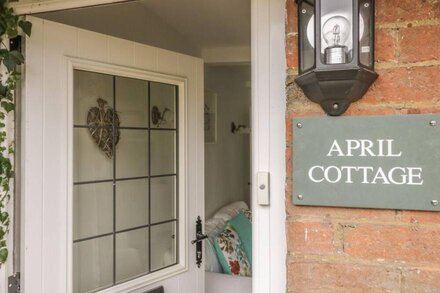 APRIL COTTAGE, pet friendly, character holiday cottage in Broadway