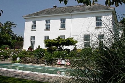 Caerhays Apartment With Outdoor Pool And Gardens In Historic Mansion House