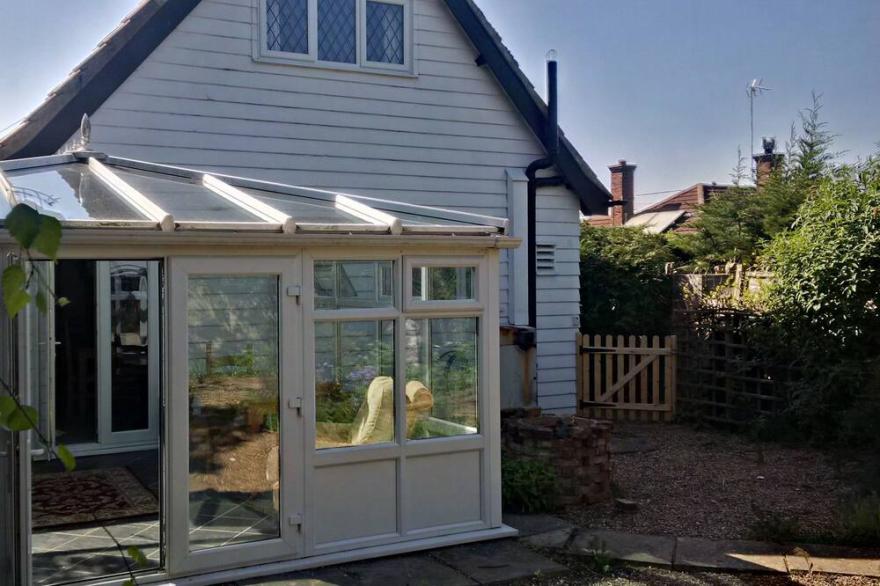 Charming Essex Clapperboard Cottage Close To West Mersea Anchorage
