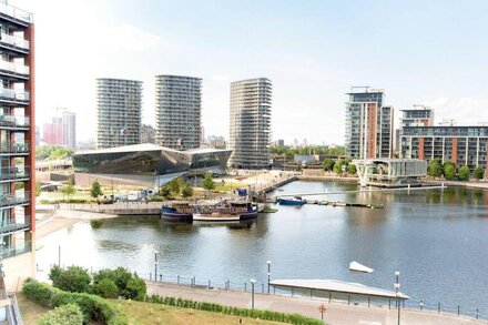 Modern & Bright | East London Dockside Apartment | ExCel Center | City Airport