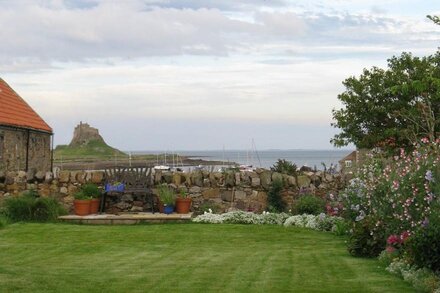 2 bedroom cottage on Holy Island with spacious walled garden and sea views