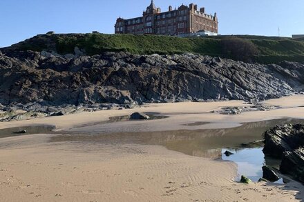 A CONTEMPORARY BEACHSIDE APARTMENT ON HEADLAND ROAD FISTRAL 5 MINUTE FROM BEACH