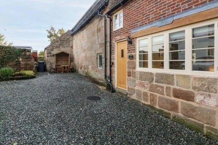 HOLLY COTTAGE, pet friendly, character holiday cottage in Ashbourne