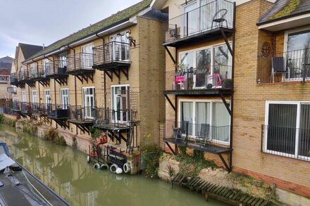 Waterfront apartment in the Heart of St Neots