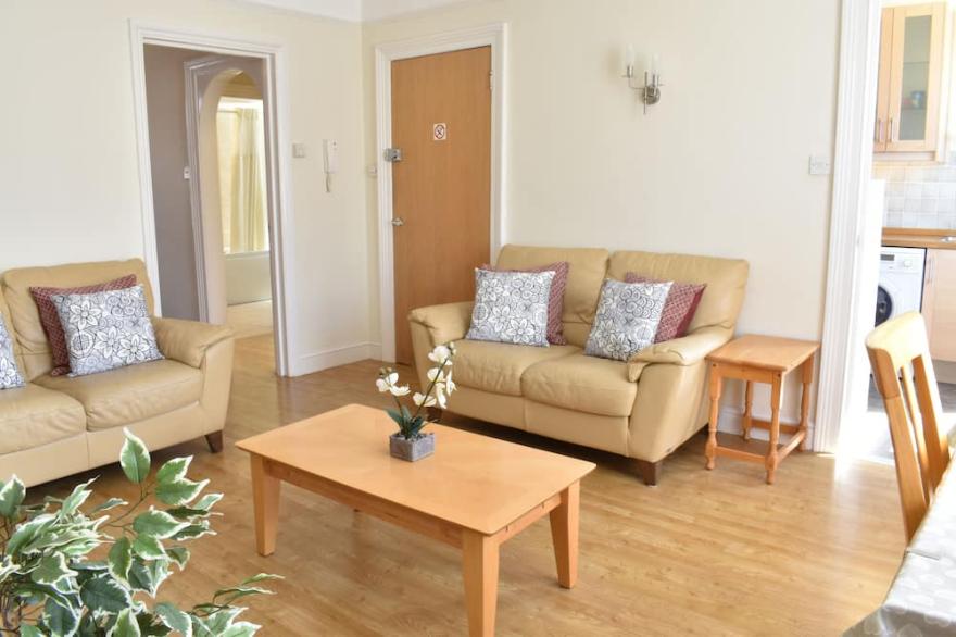Quiet central Richmond location close-by station - LARKFIELD APARTMENTS