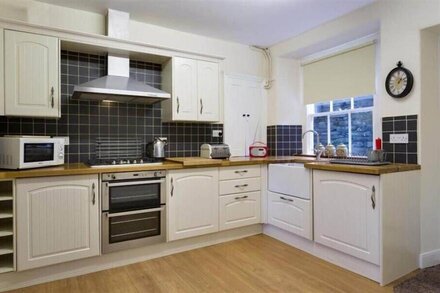 LUKE'S HOOSE, pet friendly, with open fire in Ambleside