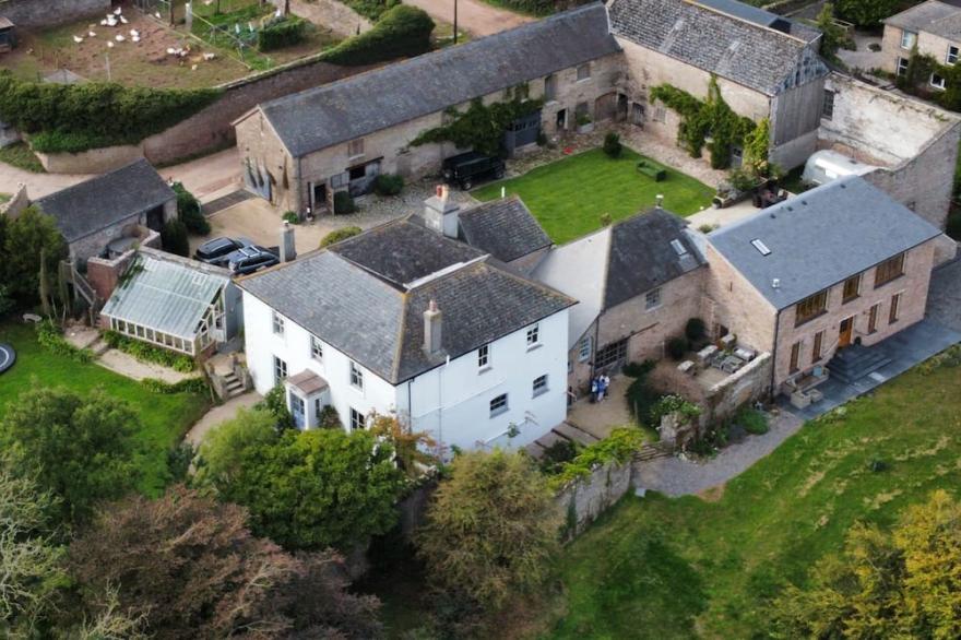 Converted Granary Barn In Historic Farm Courtyard With Hot Tub Near The Sea