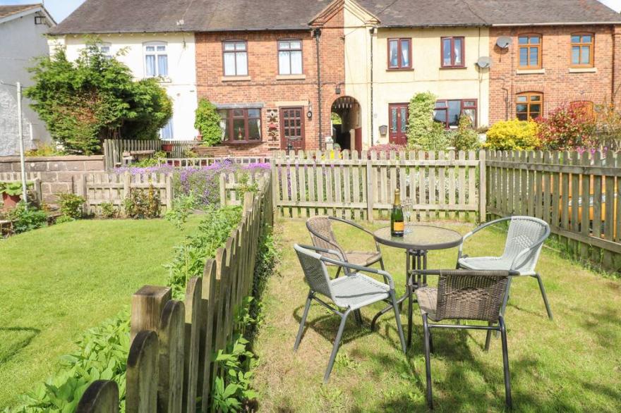 13 THE ISLAND, Pet Friendly, Character Holiday Cottage In Tean