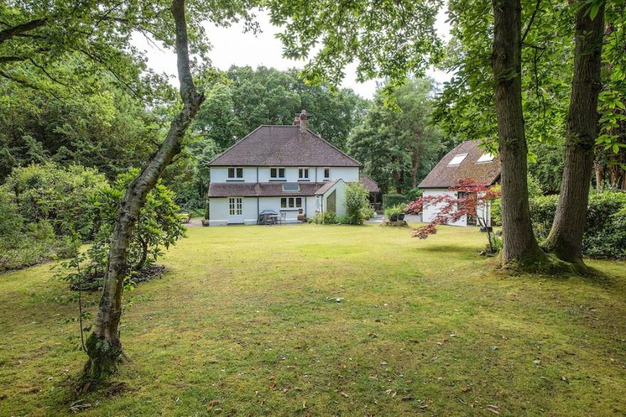 Beautiful Large Detached Family House Set In 1.3 Acre Of Woodland, Dog Friendly.