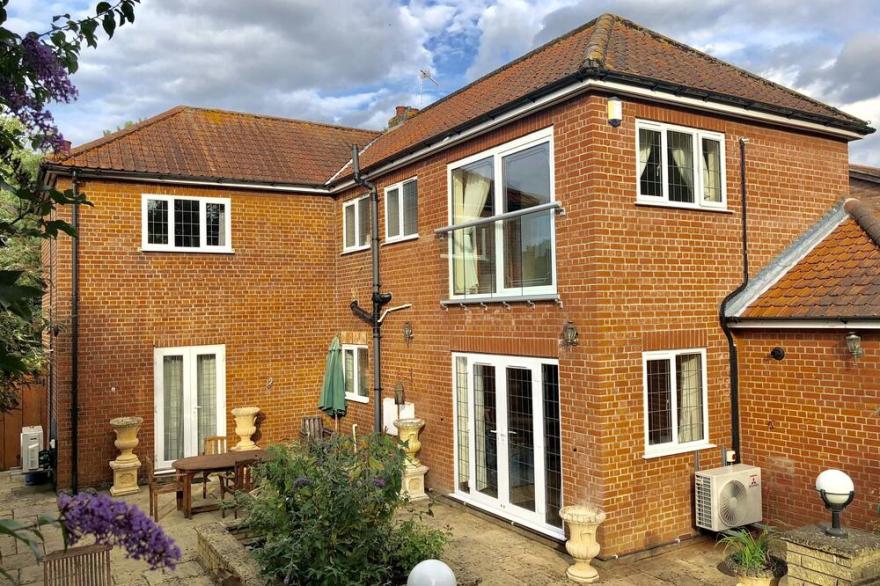 St Mary's House - Detached 6 Bedroom House, Sleeps 11, Free Car Parking
