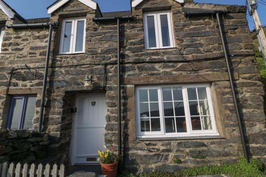 2 BWTH MAWR, pet friendly, character holiday cottage in Barmouth