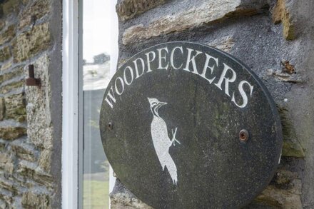 WOODPECKERS BARNS, pet friendly, character holiday cottage in Duloe