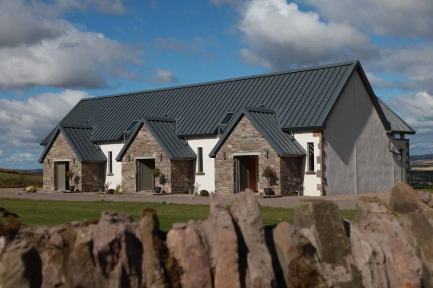 Isla - Steading C/w Pool, Jacuzzi, Tennis And Stunning Views Of The Cairngorms