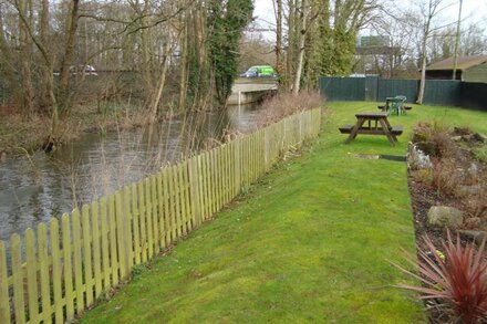 Dog friendly first floor apartments in historic thatched cottage in New Forest