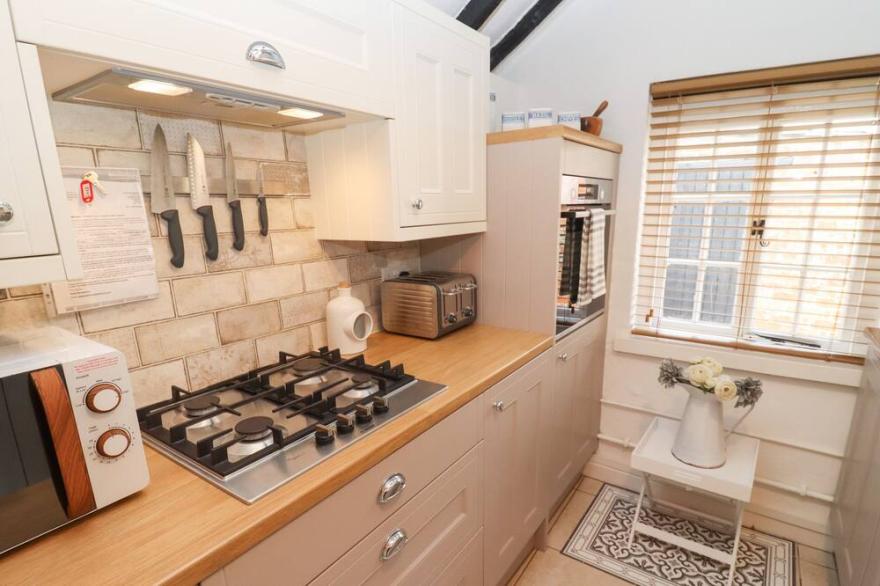HOBBES COTTAGE, character holiday cottage in Malmesbury