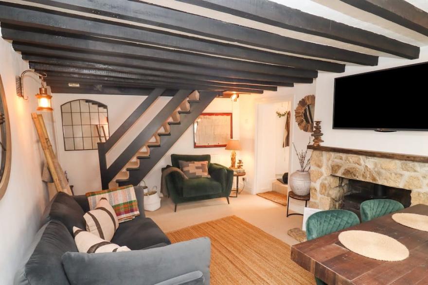HOBBES COTTAGE, Character Holiday Cottage In Malmesbury