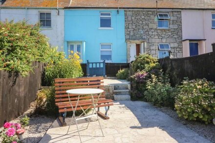 5 COASTGUARD COTTAGE, pet friendly, with a garden in Fortuneswell