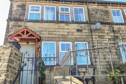 DUCKING WELL COTTAGE, character holiday cottage in Haworth