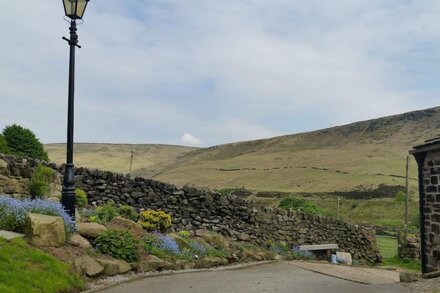 Idyllic rural location in Diggle, Saddleworth. 2 Bed.