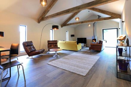 THE BARNS @ DOWNTON, family friendly, with hot tub in Dittisham