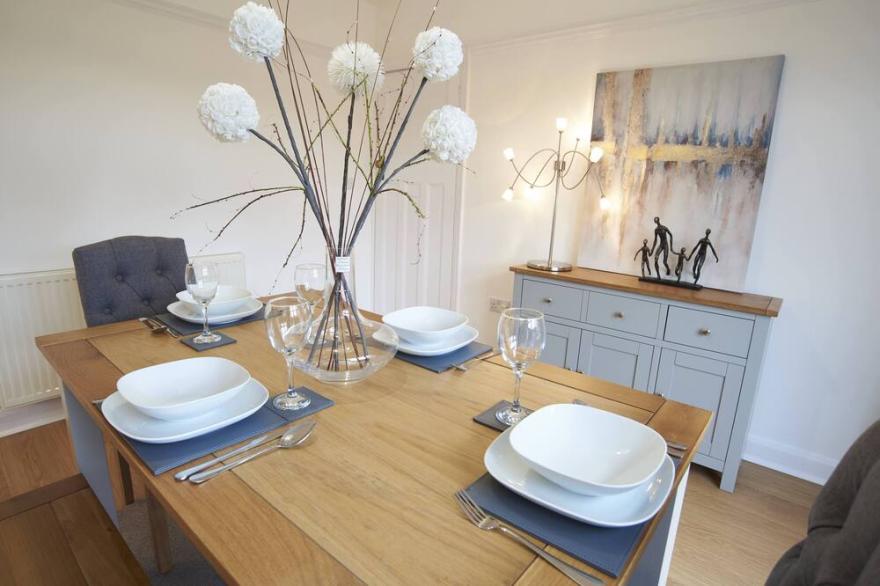Stylish 3 Bedroom Family House with Parking