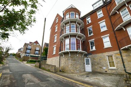 Flat 3 Penlu - Two Bedroom Apartment, Sleeps 4