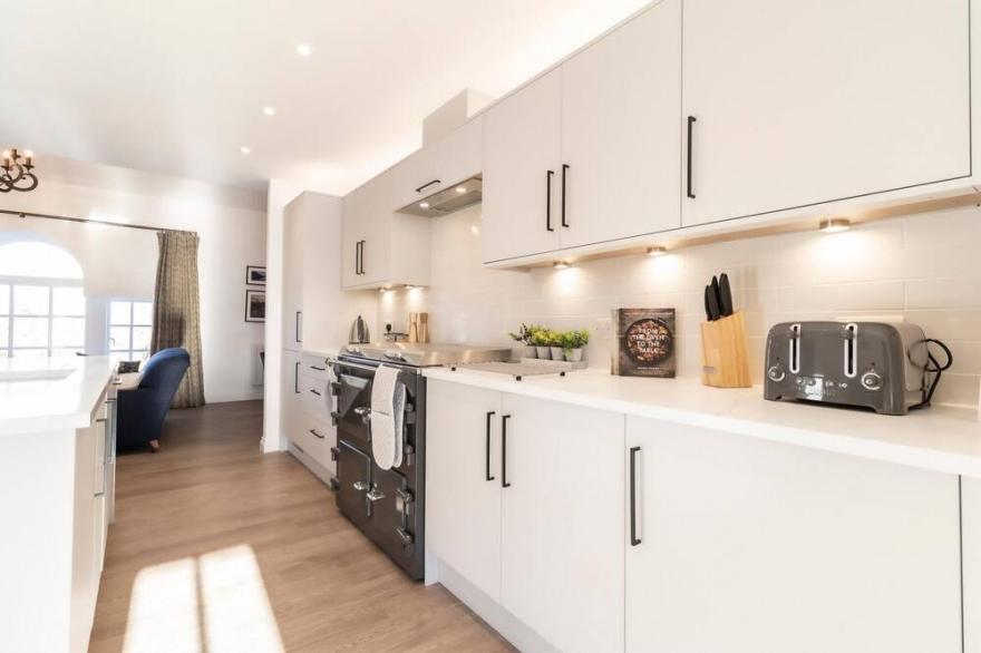 NEW Sleek & Stylish 2BD Flat - Heart of Haworth