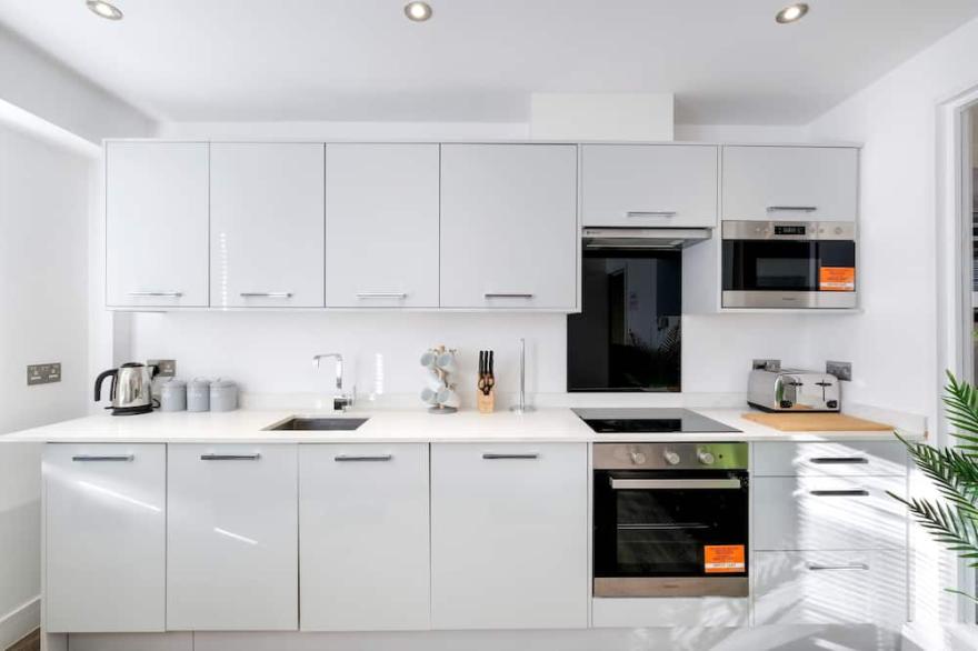 RG Kings Lodge 105 - Reading Town Centre One Bedroom Apartment with parking 105