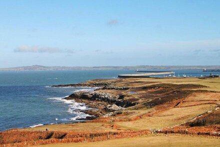 SWN Y NANT, pet friendly, character holiday cottage in Holyhead