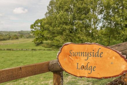 SUNNYSIDE LODGE, pet friendly, with a garden in Crewkerne