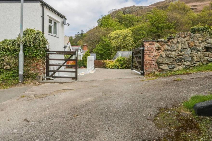 4 BRONRALLT, pet friendly, with a garden in Dwygyfylchi