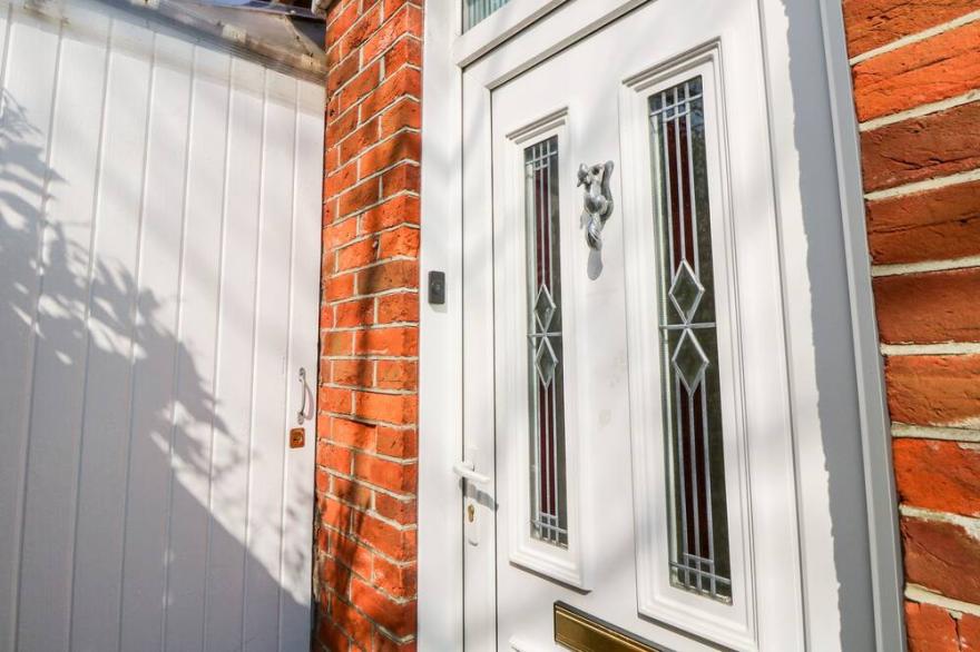 GHILLIE COTTAGE, pet friendly, with open fire in Freshwater
